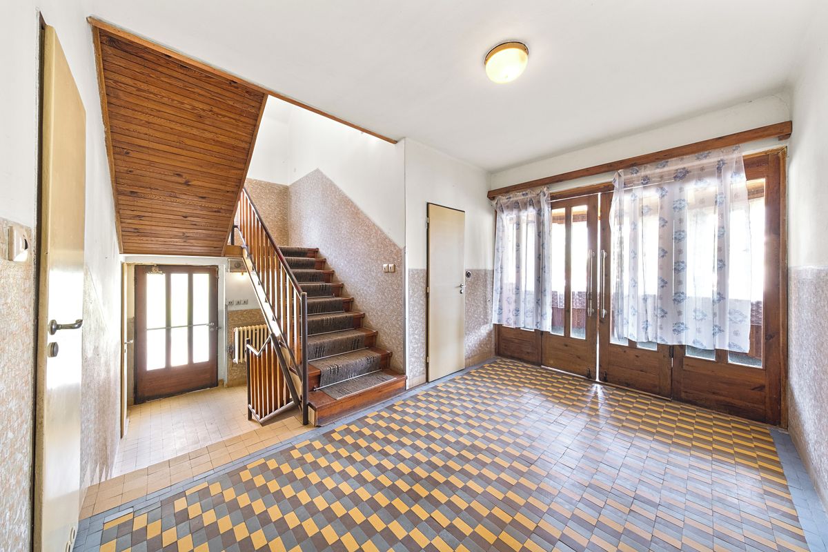 Prodej rodinného domu 231 m², pozemek 911 m² – fotografie 2