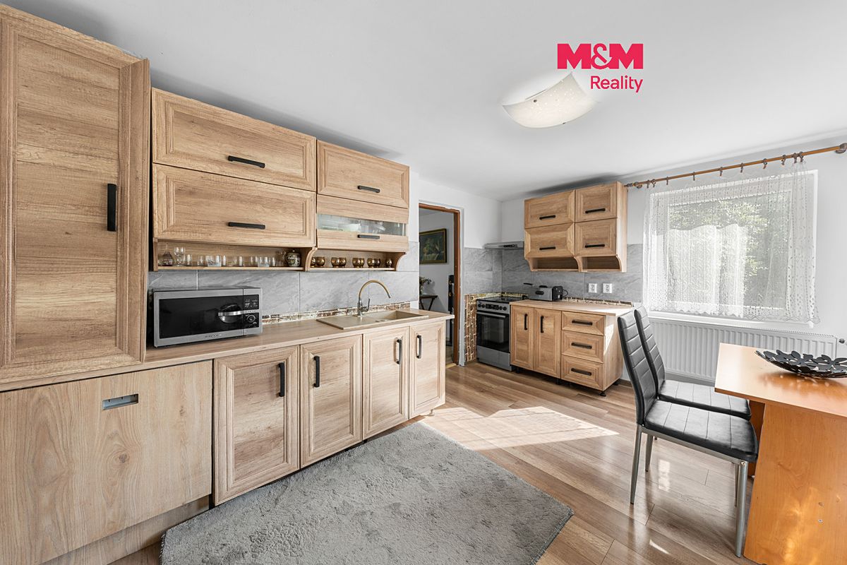 Prodej rodinného domu 240 m², pozemek 964 m²