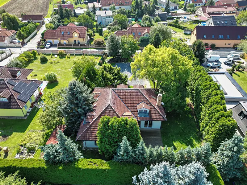 Prodej rodinného domu 270 m², pozemek 1500 m², Dolní Břežany – náhled fotky 1