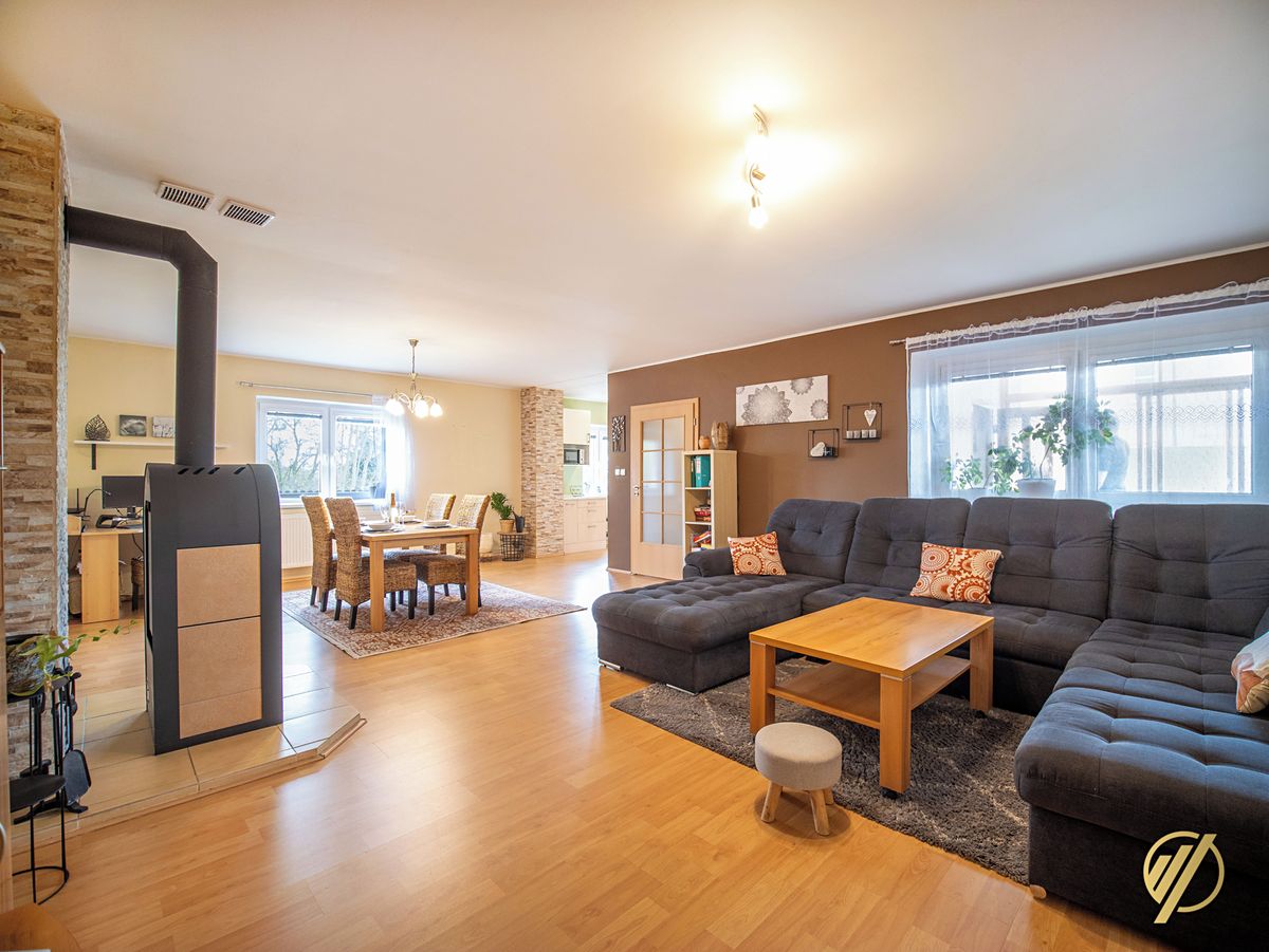 Prodej rodinného domu 135 m², pozemek 834 m² – fotografie 2
