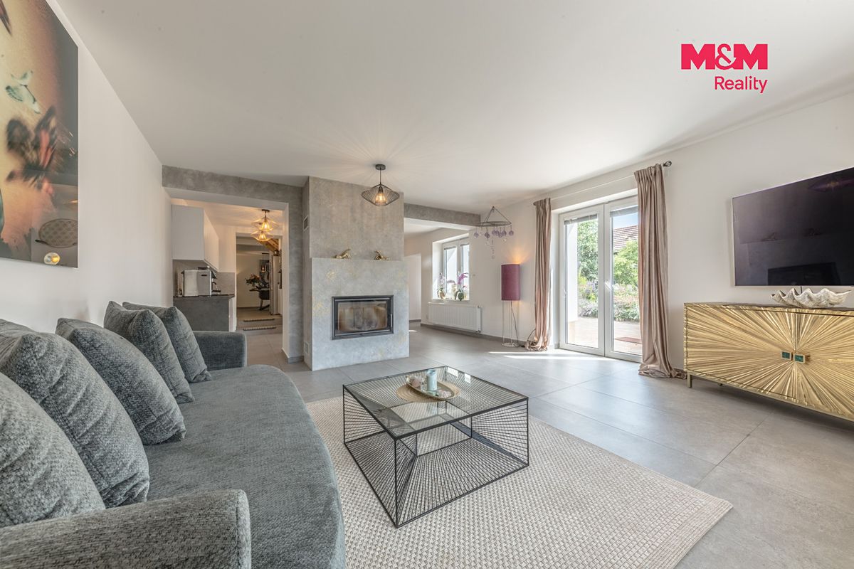 Prodej rodinného domu 262 m², pozemek 1440 m² – fotografie 2