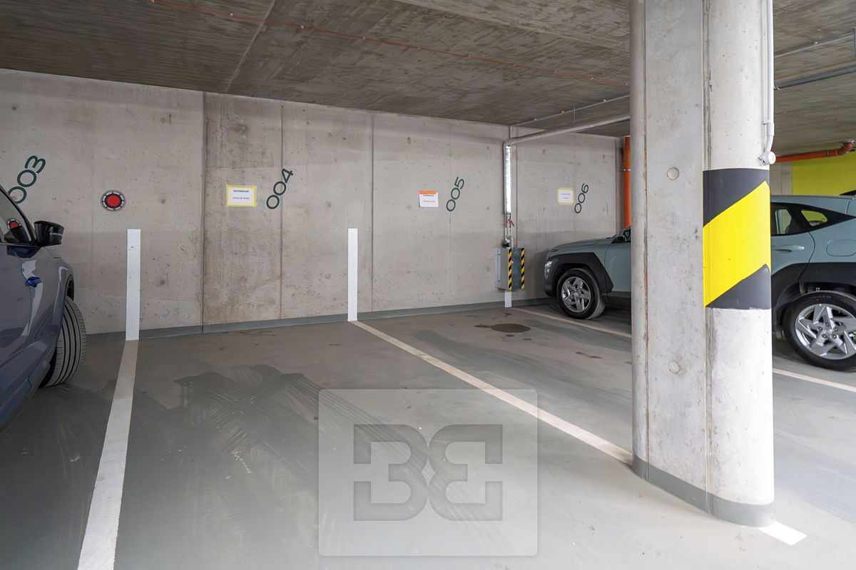 Pronájem garážového stání 15 m²