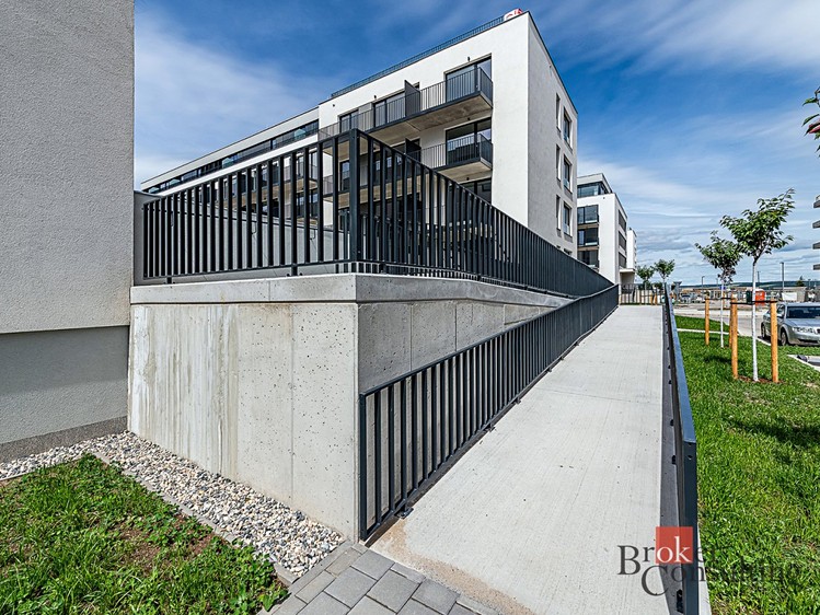 Pronájem bytu 1+kk, 30 m² (23 z 25)