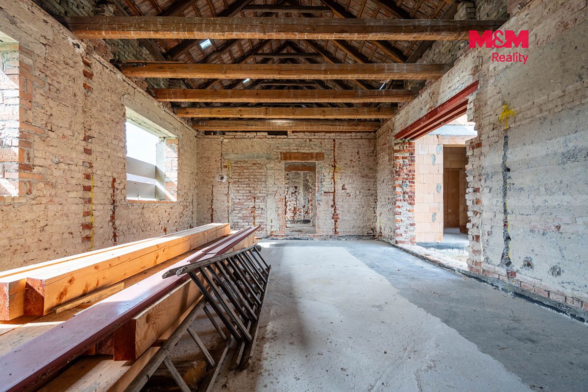 Prodej rodinného domu 234 m², pozemek 851 m² – fotografie 3