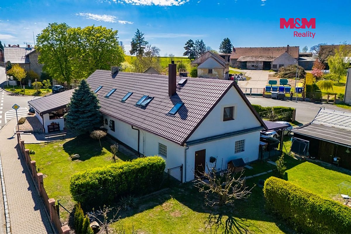 Prodej rodinného domu 390 m², pozemek 1050 m² – fotografie 2