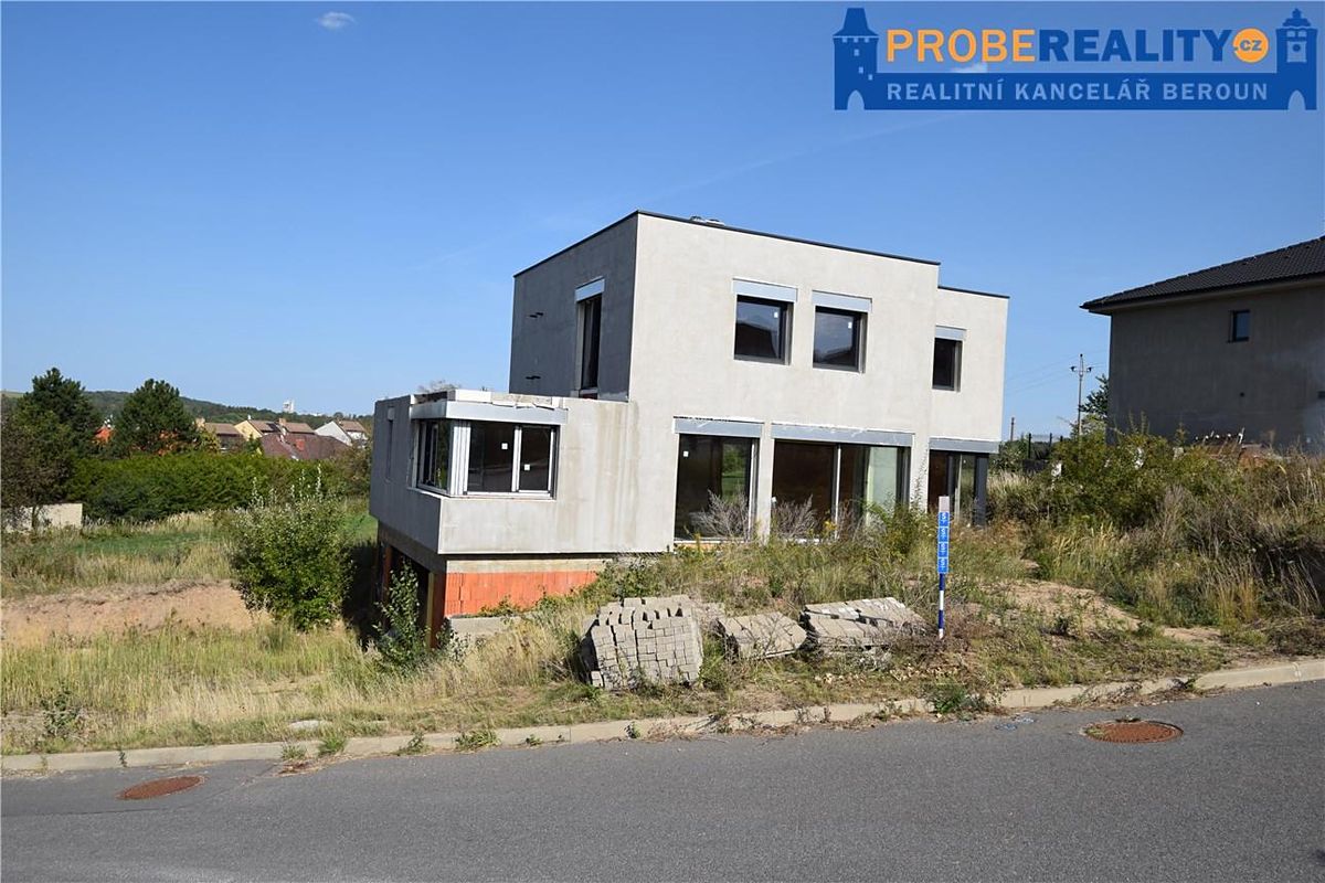 Prodej rodinného domu 257 m², pozemek 678 m² – fotografie 2