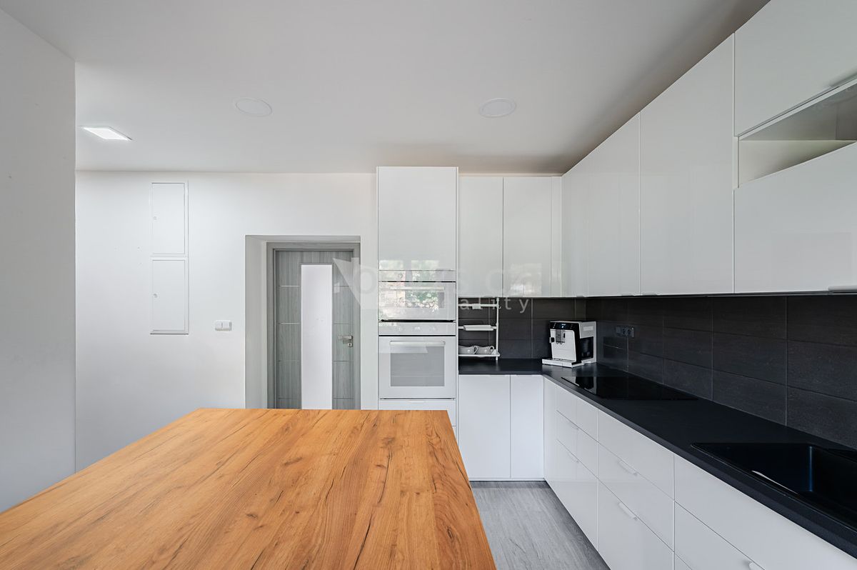 Prodej rodinného domu 440 m², pozemek 732 m² – fotografie 4