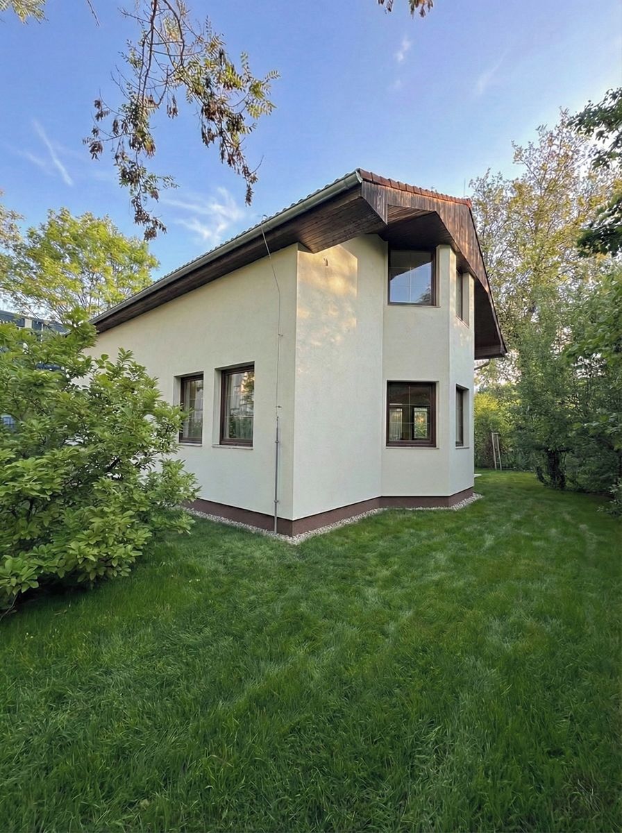 Prodej rodinného domu 242 m², pozemek 121 m² – fotografie 2