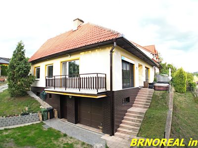 Prodej rodinného domu 302 m², pozemek 758 m²