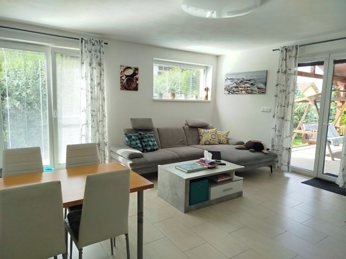 Prodej rodinného domu 211 m², pozemek 825 m² – fotografie 2