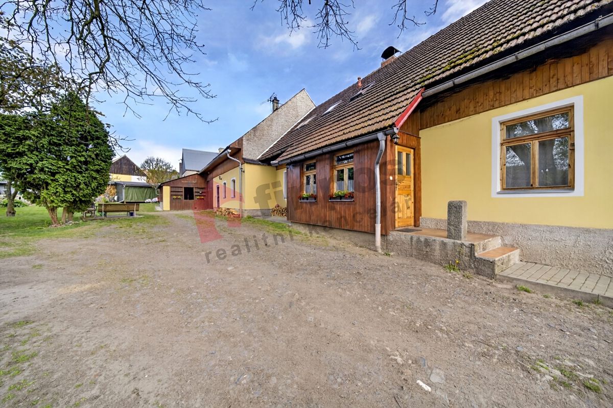 Prodej rodinného domu 271 m², pozemek 1077 m² – fotografie 3
