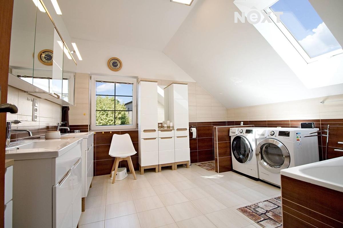 Prodej rodinného domu 254 m², pozemek 944 m² – fotografie 5
