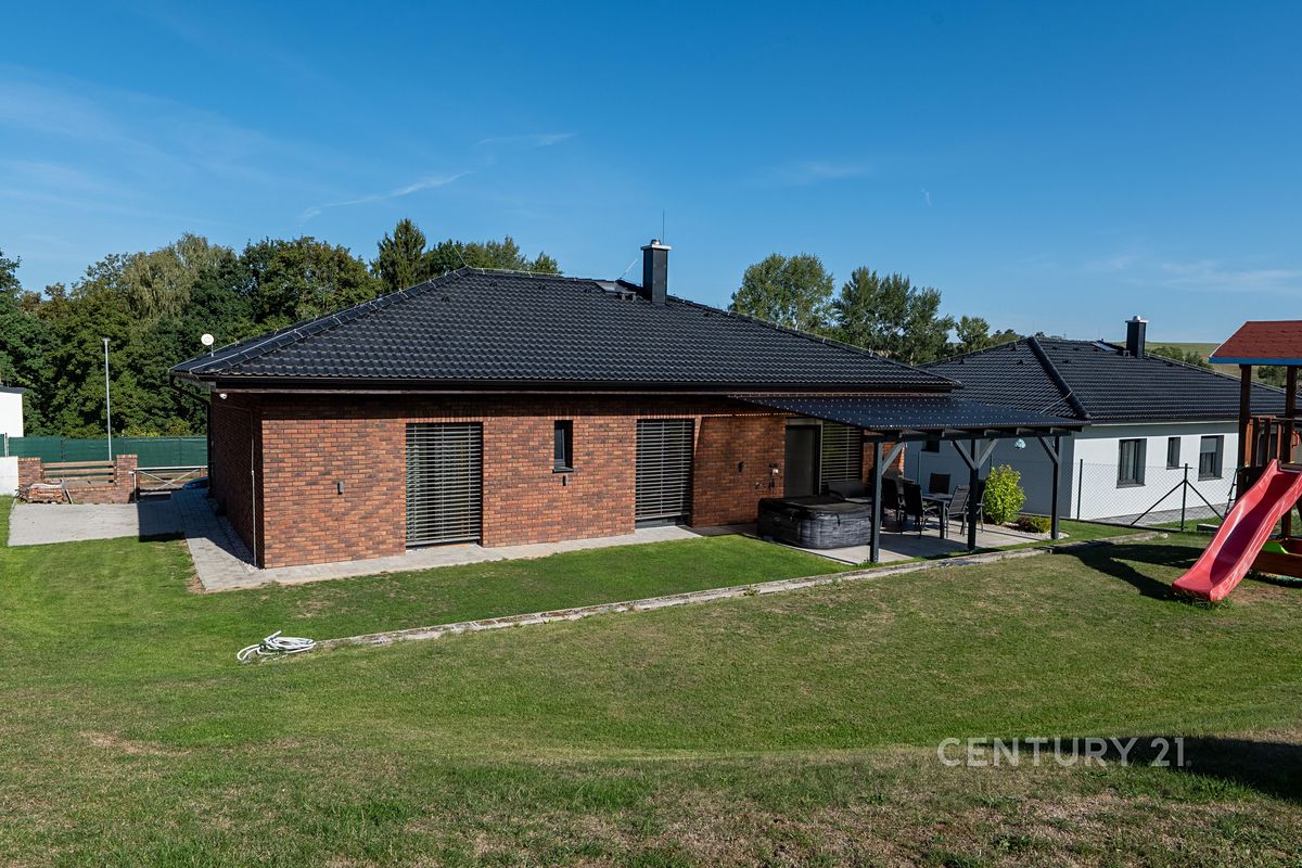Prodej rodinného domu 112 m², pozemek 877 m² – fotografie 2