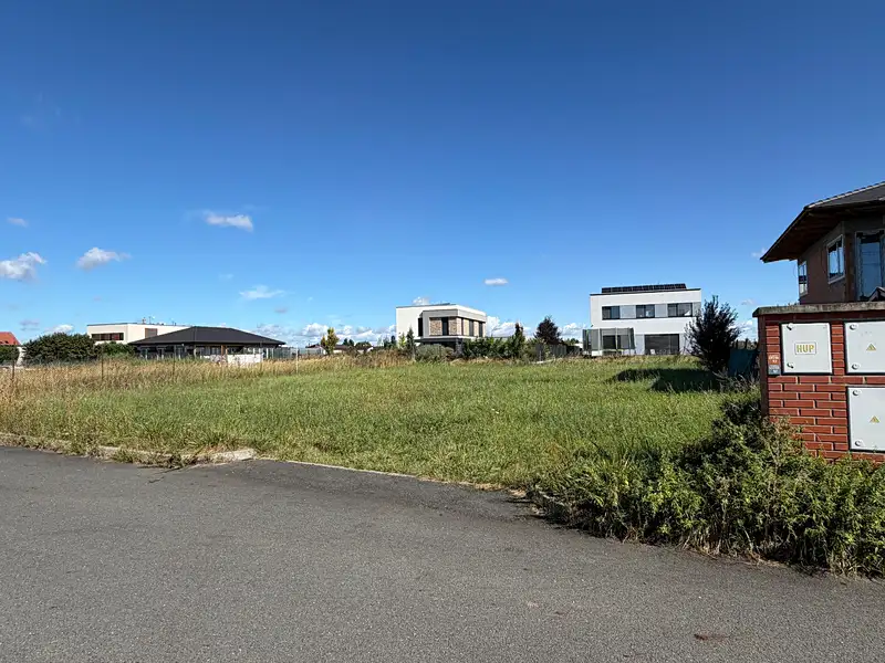Prodej stavebního pozemku 737 m², Praha – náhled fotky 1