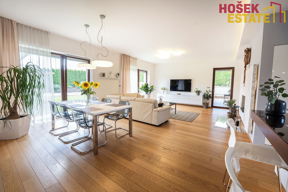 Prodej rodinného domu 240 m², pozemek 1133 m² – fotografie 4