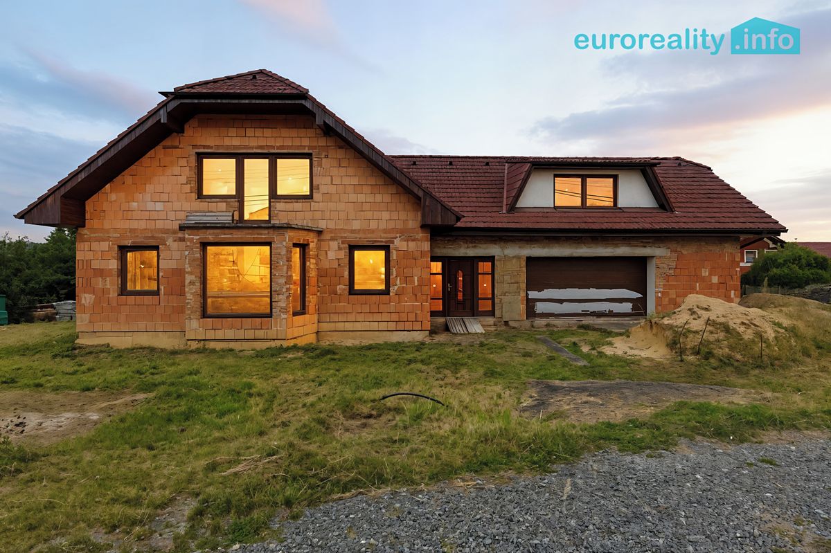 Prodej rodinného domu 247 m², pozemek 1724 m² – fotografie 3