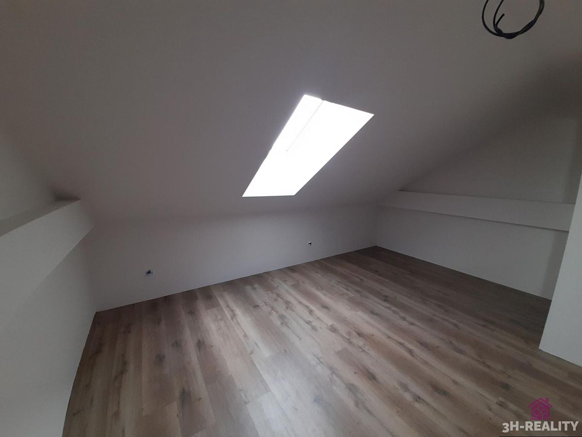 Prodej rodinného domu 188 m², pozemek 194 m² – fotografie 2