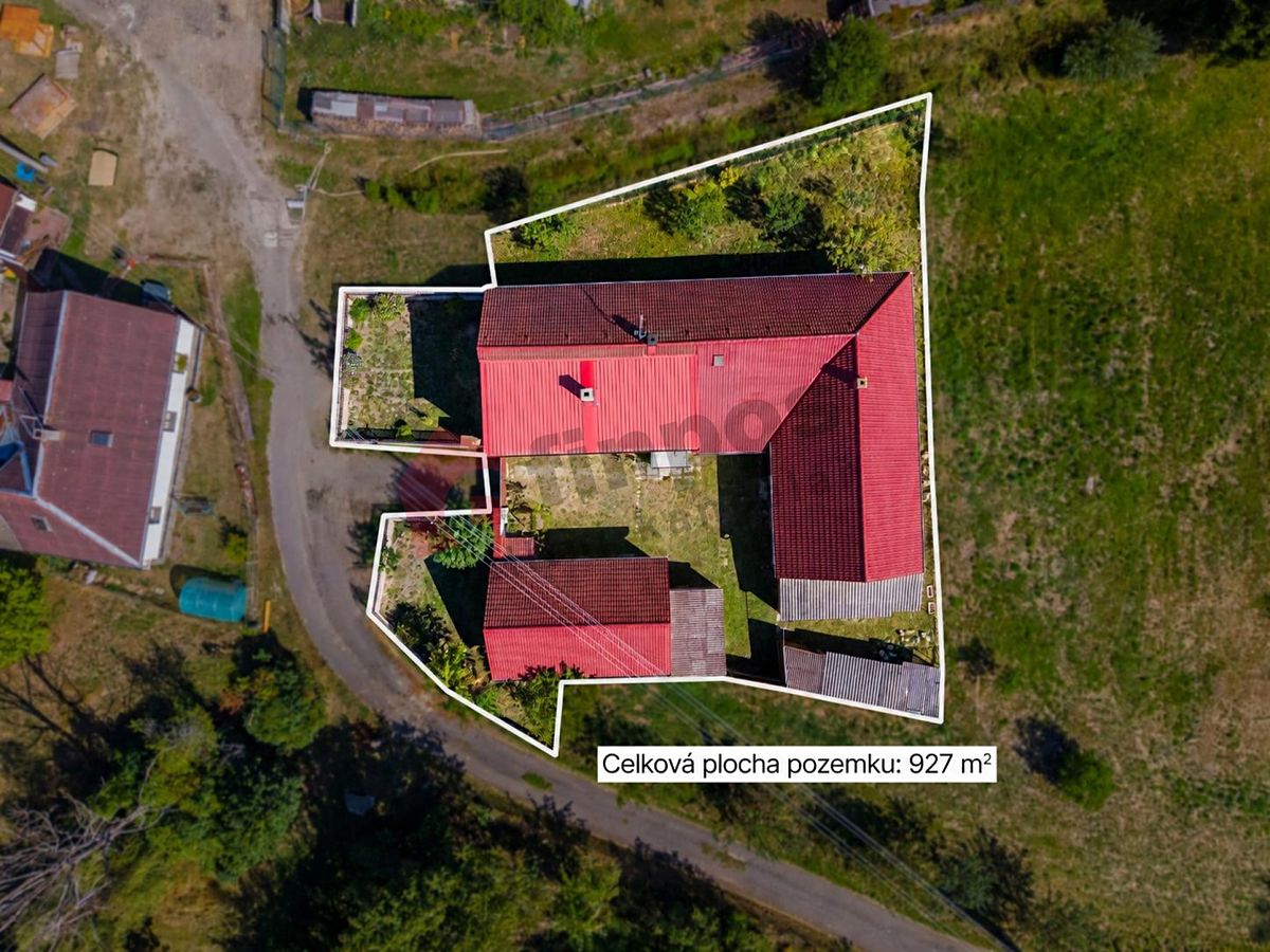 Prodej rodinného domu 250 m², pozemek 927 m² – fotografie 2