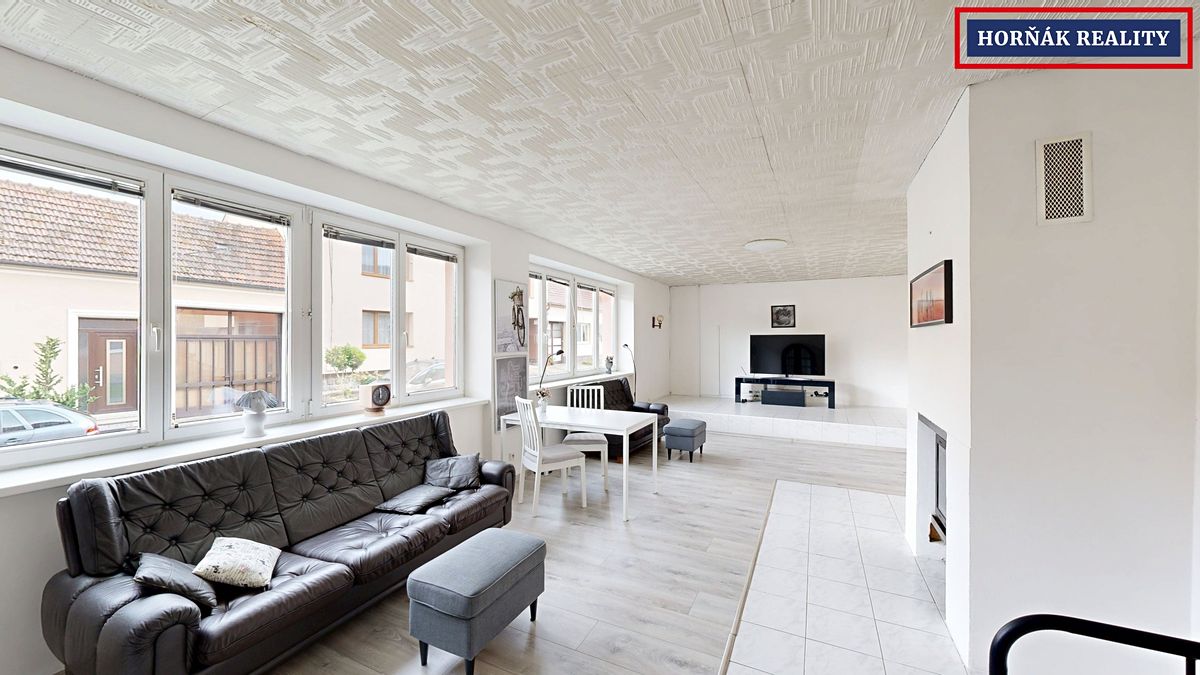 Prodej rodinného domu 195 m², pozemek 1242 m² – fotografie 3