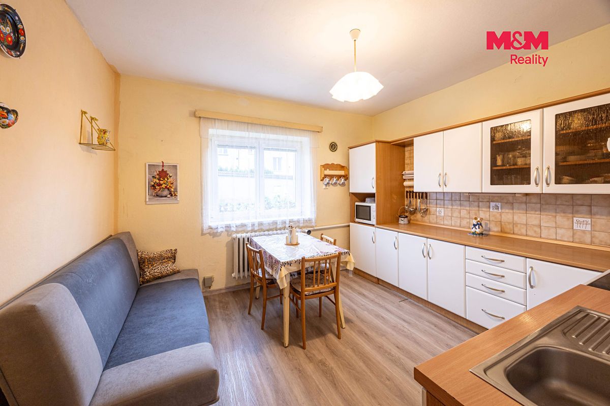 Prodej rodinného domu 174 m², pozemek 732 m² – fotografie 2