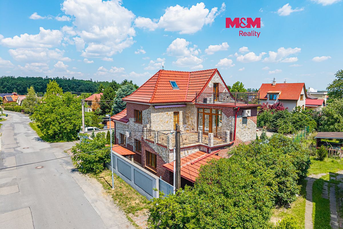 Prodej rodinného domu 325 m², pozemek 851 m²