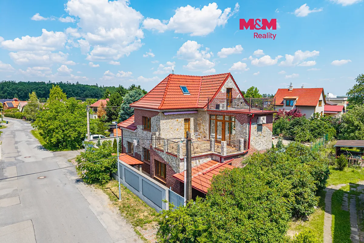 Prodej rodinného domu 325 m², pozemek 851 m²