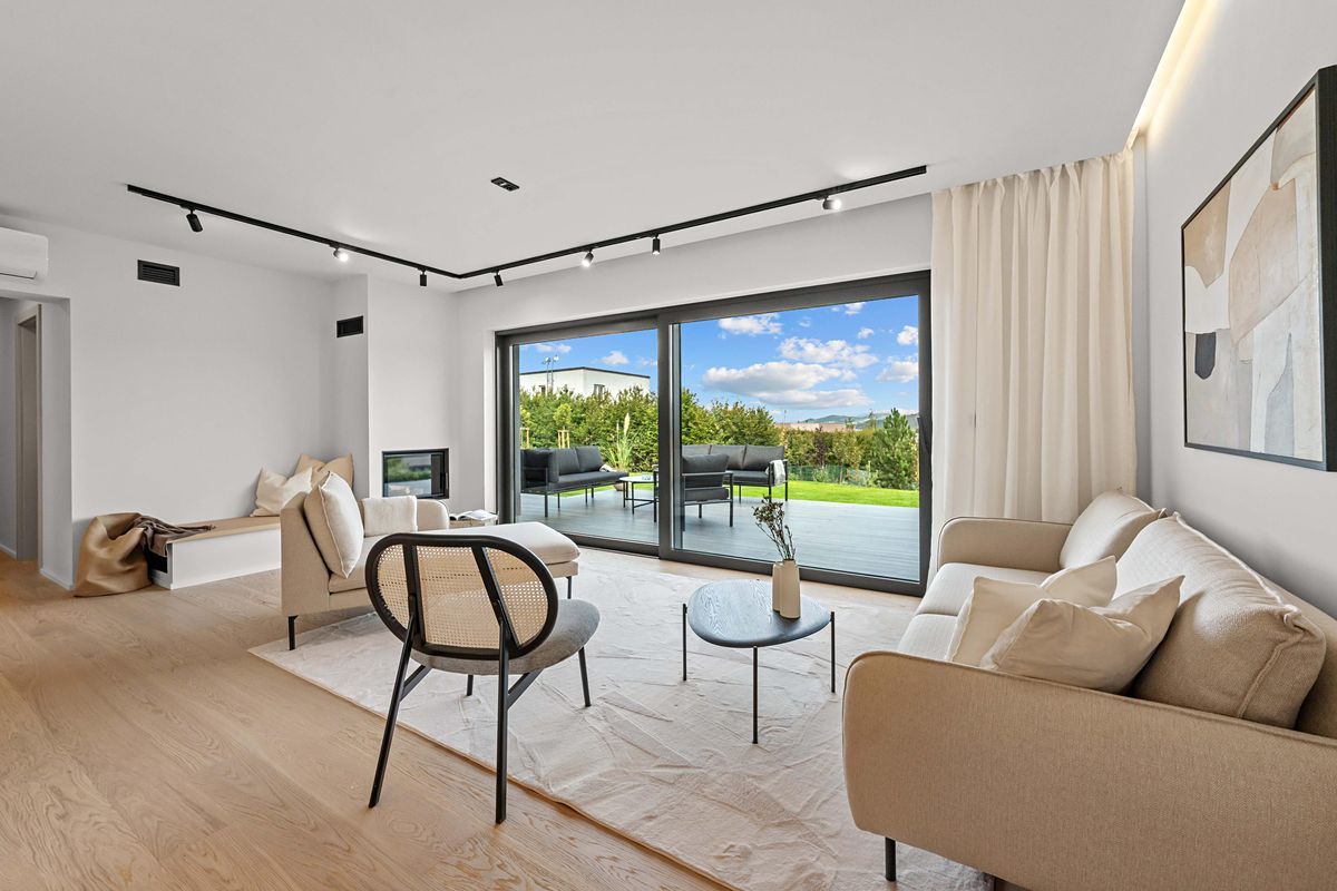 Prodej rodinného domu 197 m², pozemek 819 m² – fotografie 2