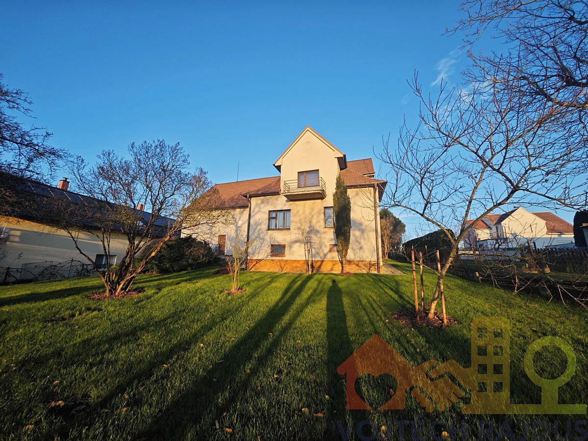 Prodej rodinného domu 200 m², pozemek 1772 m² – fotografie 2