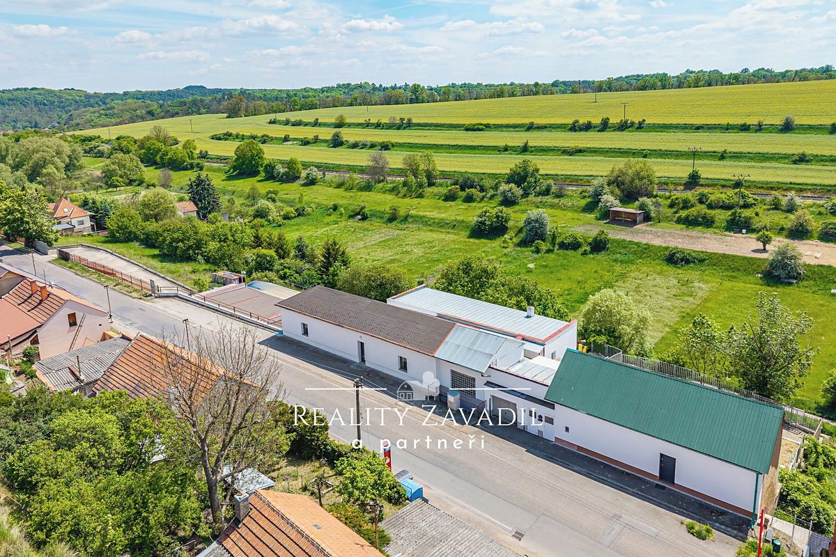Prodej rodinného domu 940 m², pozemek 5787 m² – fotografie 2