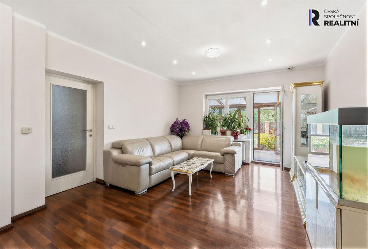 Prodej rodinného domu 340 m², pozemek 637 m² – fotografie 3