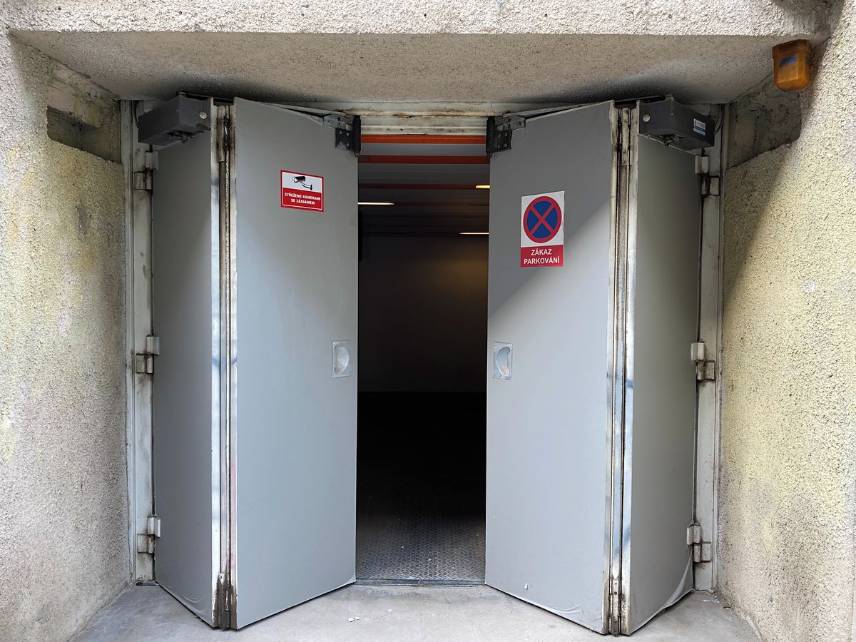 Pronájem garážového stání 10 m² – fotografie 3