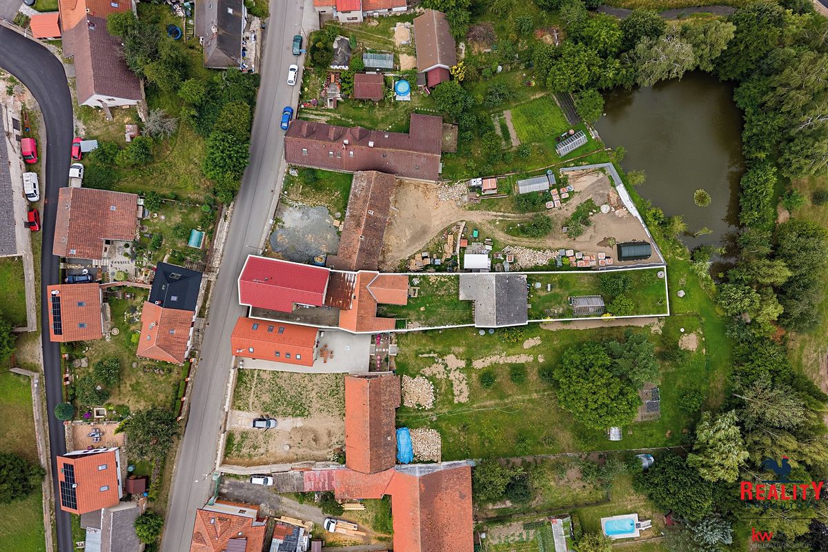 Prodej rodinného domu 260 m², pozemek 938 m² – fotografie 2
