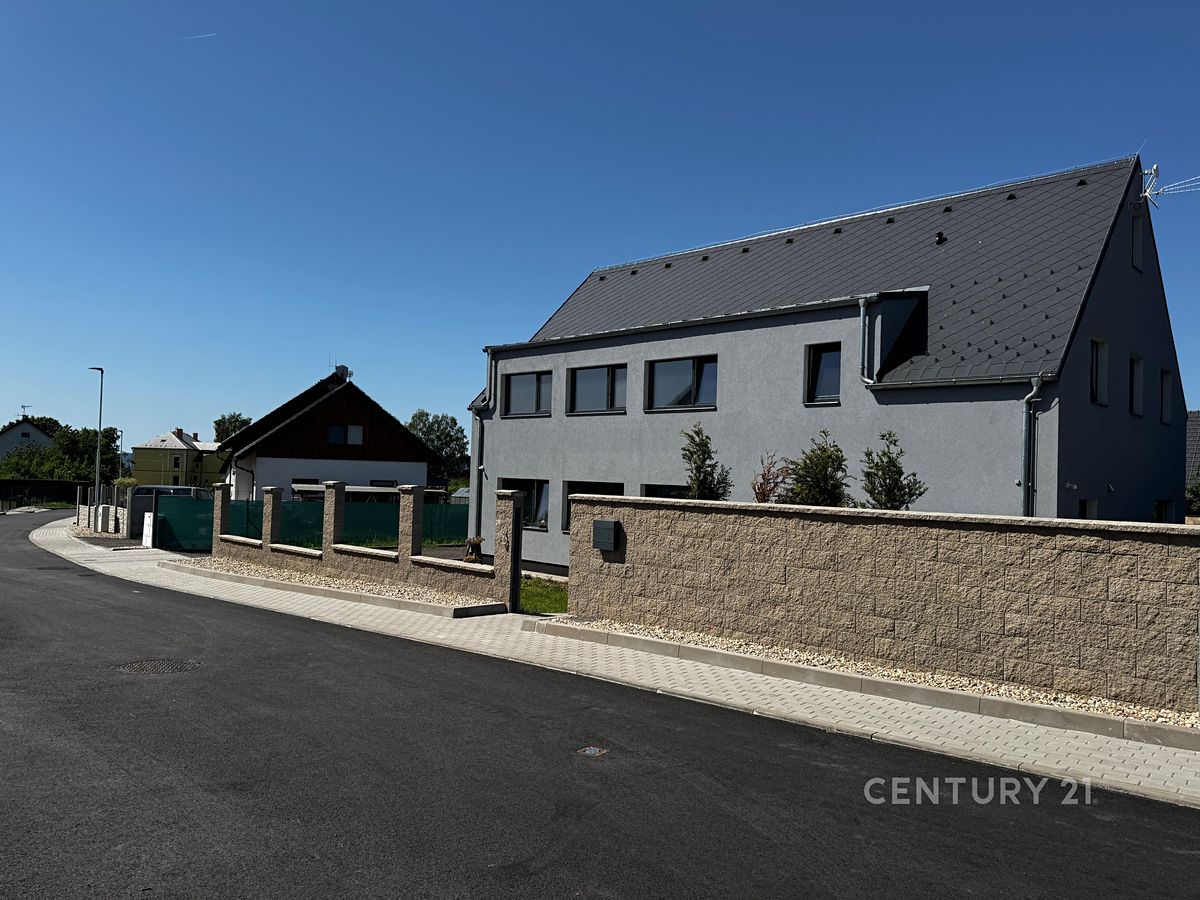 Prodej vícegeneračního domu 256 m², pozemek 905 m² – fotografie 2