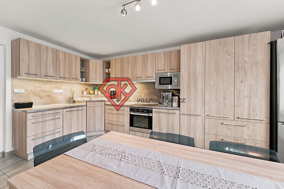 Prodej rodinného domu 201 m², pozemek 602 m² – fotografie 4