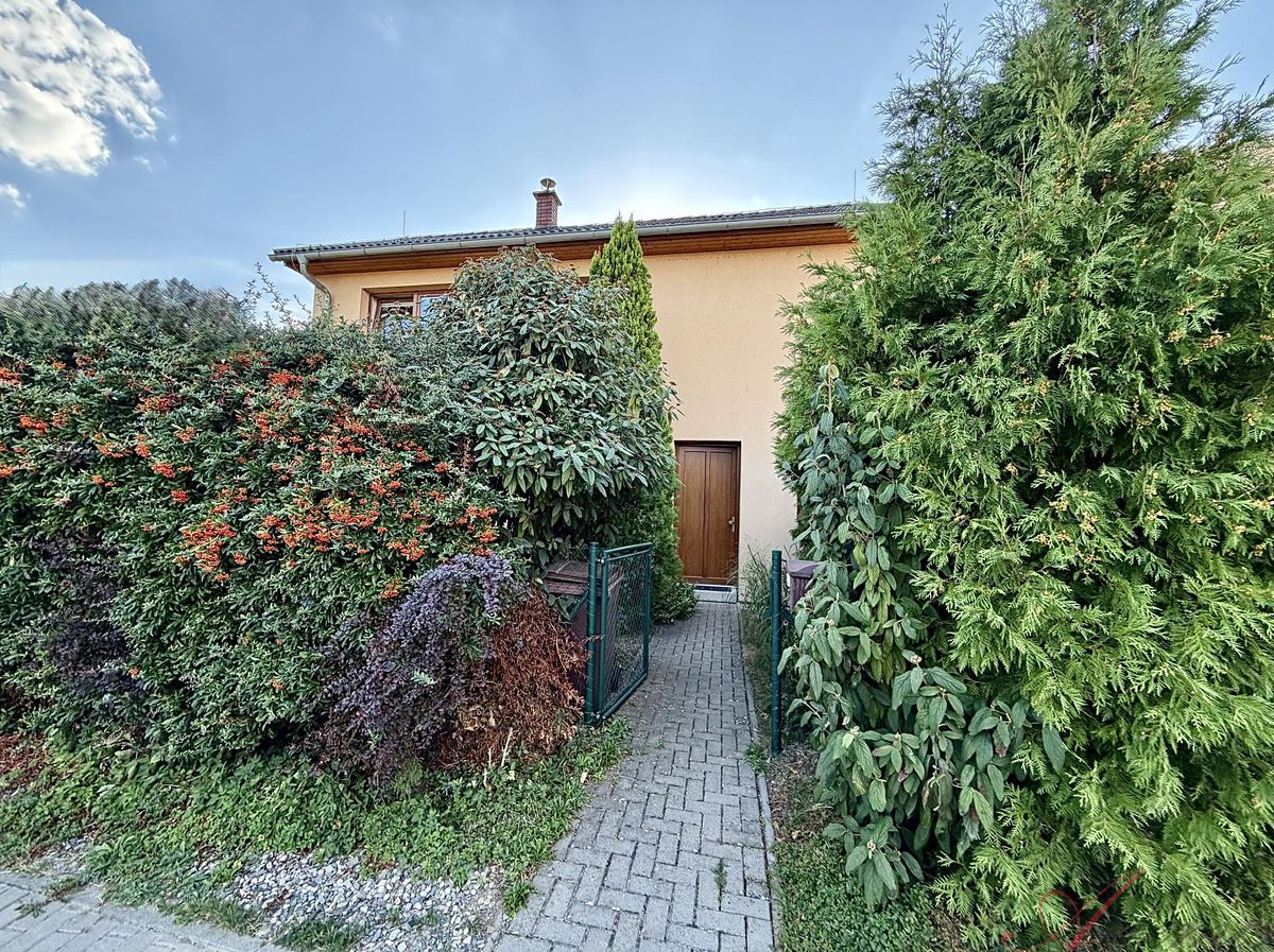 Prodej rodinného domu 97 m², pozemek 381 m² – fotografie 2