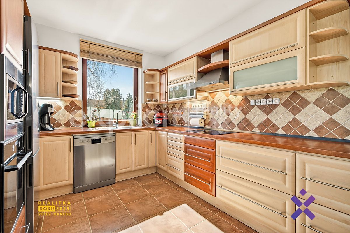 Prodej rodinného domu 239 m², pozemek 812 m² – fotografie 2