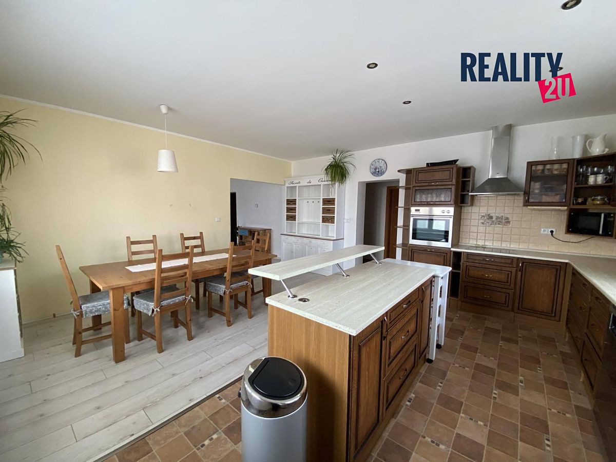 Prodej rodinného domu 261 m², pozemek 218 m² – fotografie 2