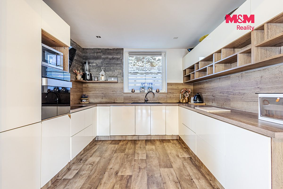 Prodej rodinného domu 204 m², pozemek 490 m² – fotografie 2