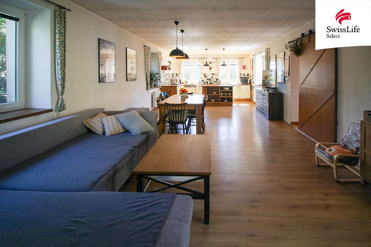 Prodej rodinného domu 255 m², pozemek 1349 m² – fotografie 2