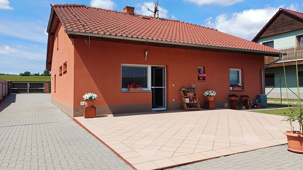 Prodej rodinného domu 131 m², pozemek 1061 m² – fotografie 2