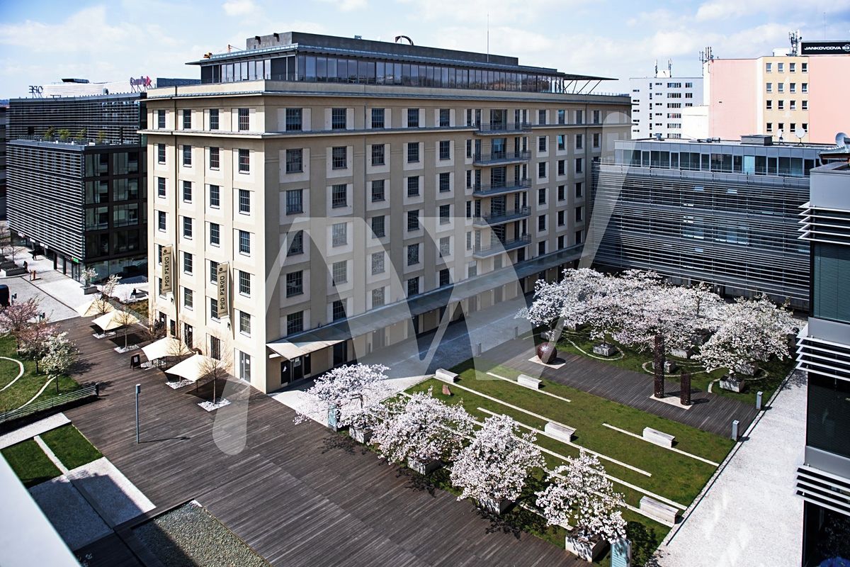Pronájem kanceláře 653 m², Praha – fotka 1 z 3