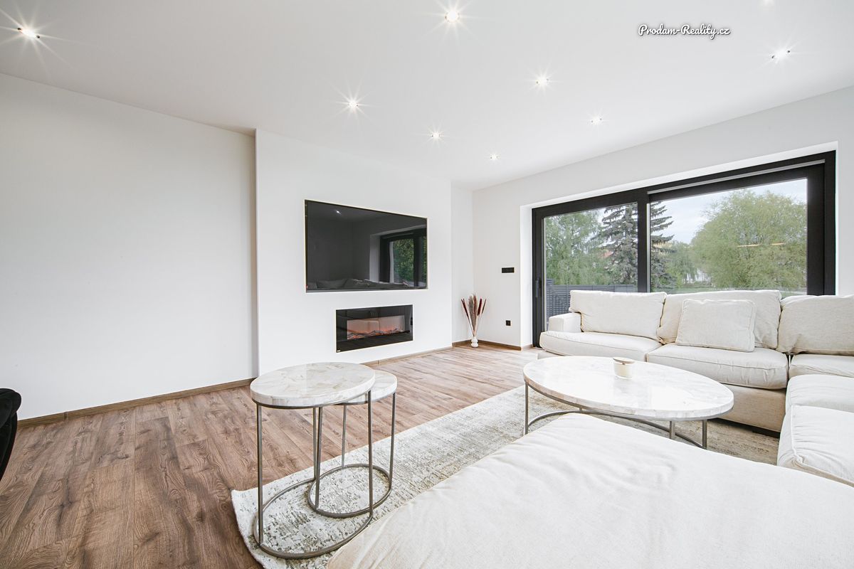 Prodej rodinného domu 160 m², pozemek 372 m² – fotografie 2