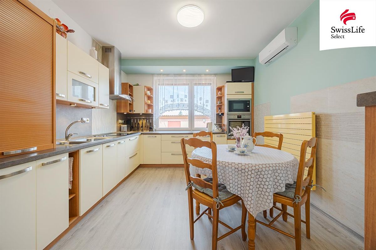 Prodej rodinného domu 217 m², pozemek 1088 m² – fotografie 3