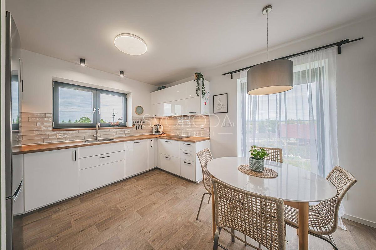 Prodej rodinného domu 142 m², pozemek 900 m² – fotografie 3