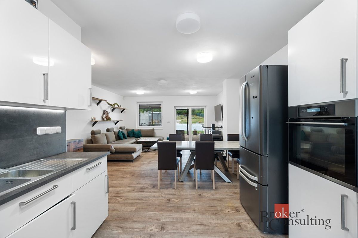Prodej rodinného domu 466 m², pozemek 1096 m²