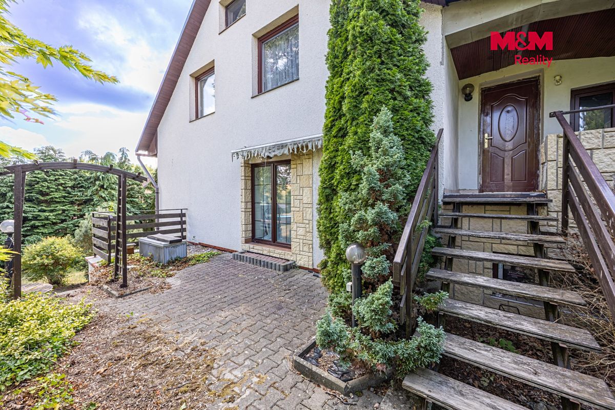 Prodej rodinného domu 242 m², pozemek 1068 m² – fotografie 4