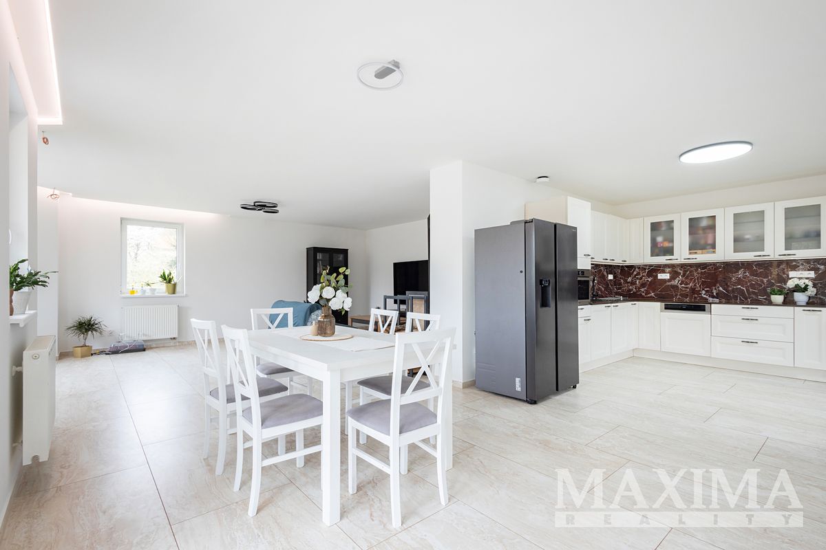 Prodej rodinného domu 220 m², pozemek 1315 m² – fotografie 3