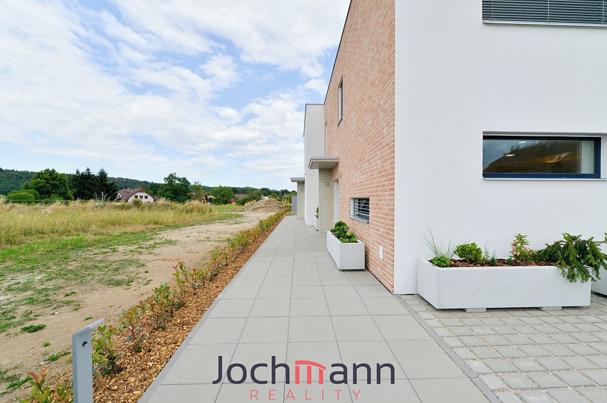 Pronájem rodinného domu 120 m², pozemek 300 m² – fotografie 2