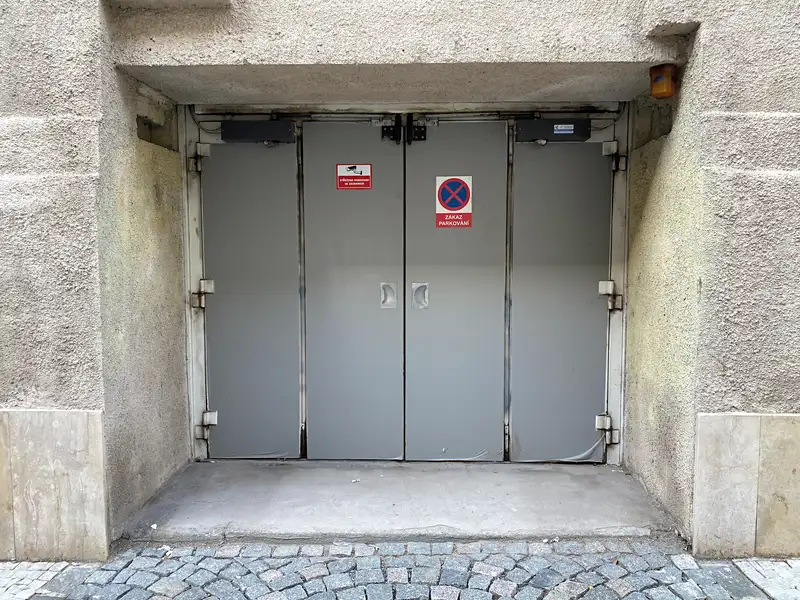 Pronájem garážového stání 10 m², Praha – náhled fotky 1