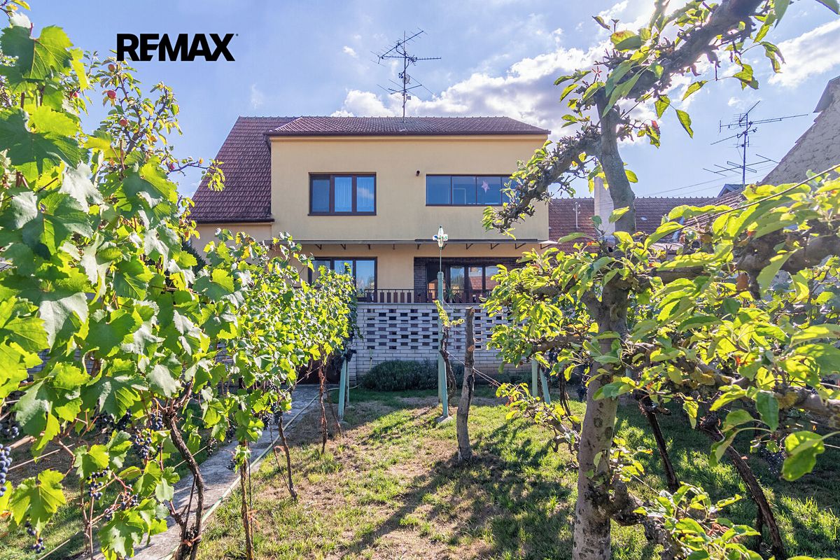 Prodej rodinného domu 225 m², pozemek 780 m² – fotografie 2
